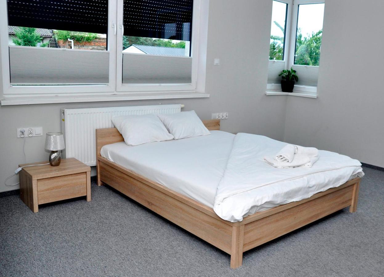 Pokoje, Apartamenty, Restauracja Marcus Oborniki Buitenkant foto