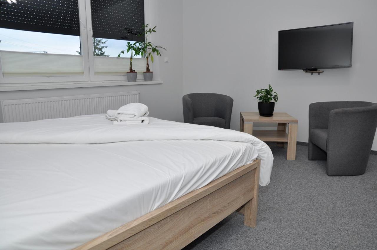 Pokoje, Apartamenty, Restauracja Marcus Oborniki Buitenkant foto